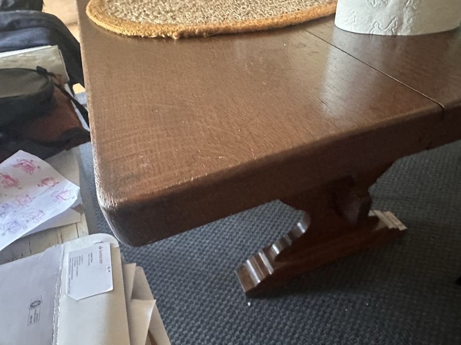 Mesa de madeira natural feita a mão