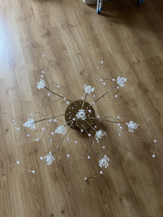 Люстра, є два бра в цьому стилі