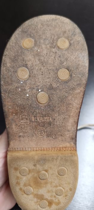 Sapatos de criança em pele