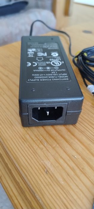 Зарядні до ноутбука.