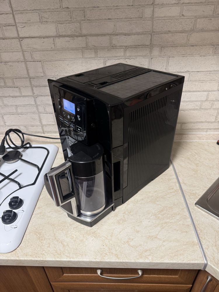 Кофемашина DeLonghi Perfecta Cappuccino ESAM 5556.b Graphic touch