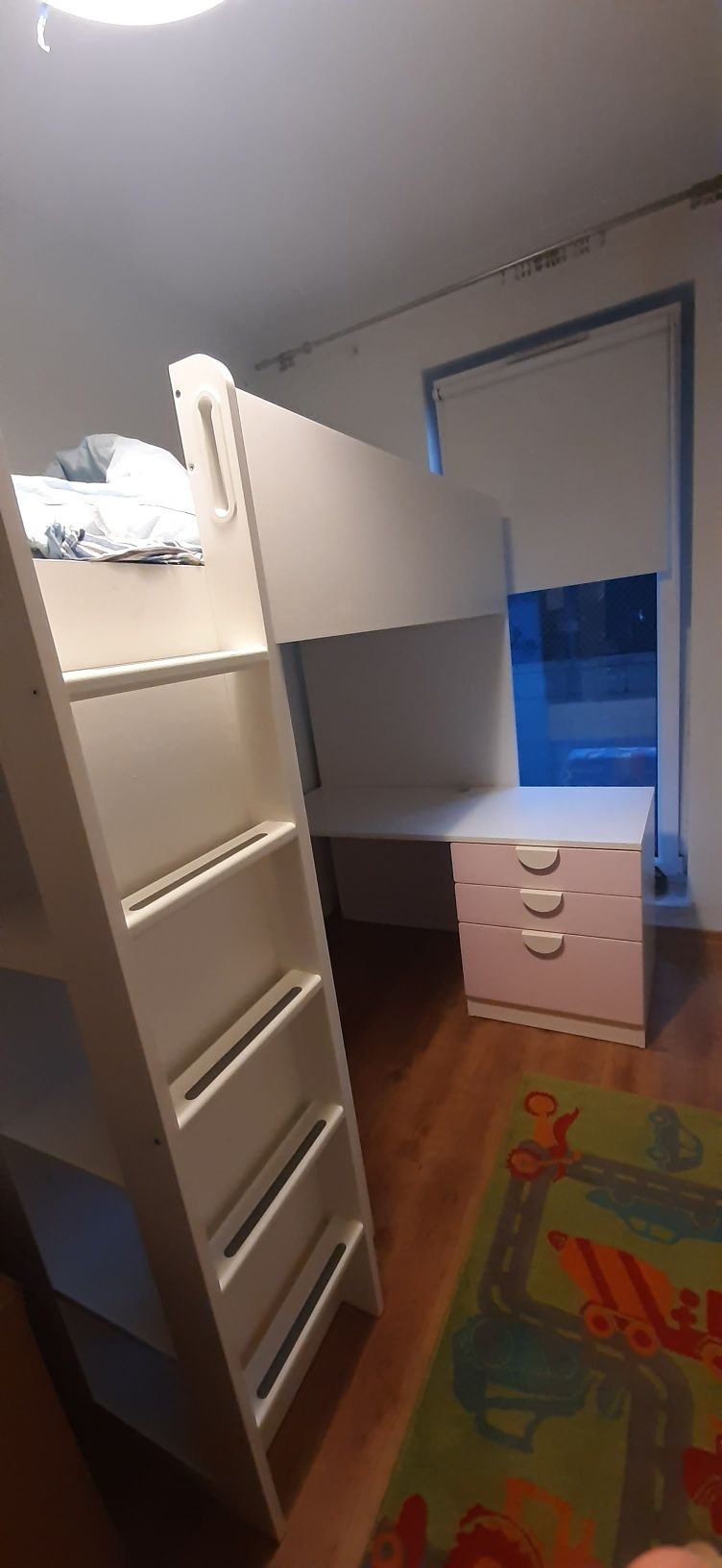 Łóżko na antresoli, szafa, biurko i szafka