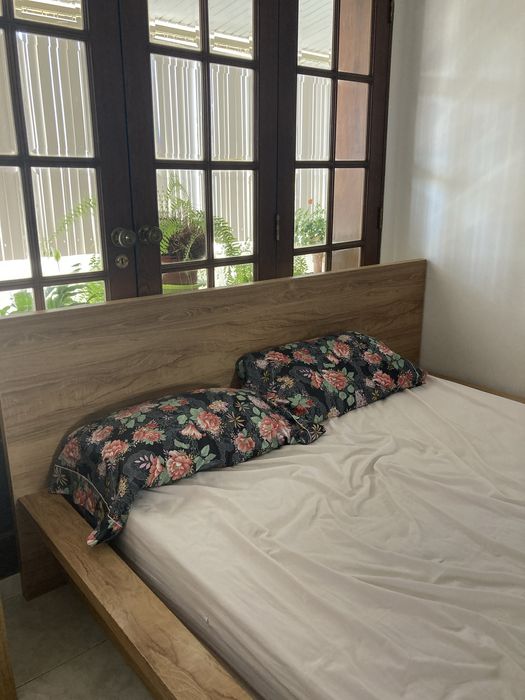 Cama de casal em madeira clara