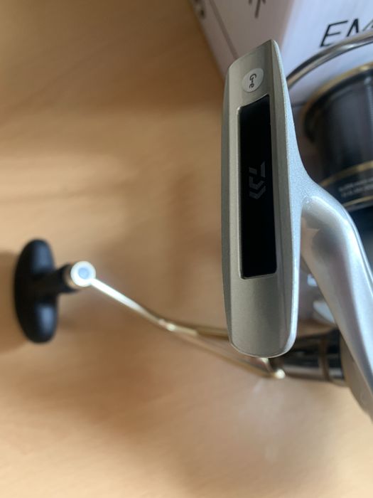 Carreto Daiwa Emblem Surf Light 35CW QD P Novo