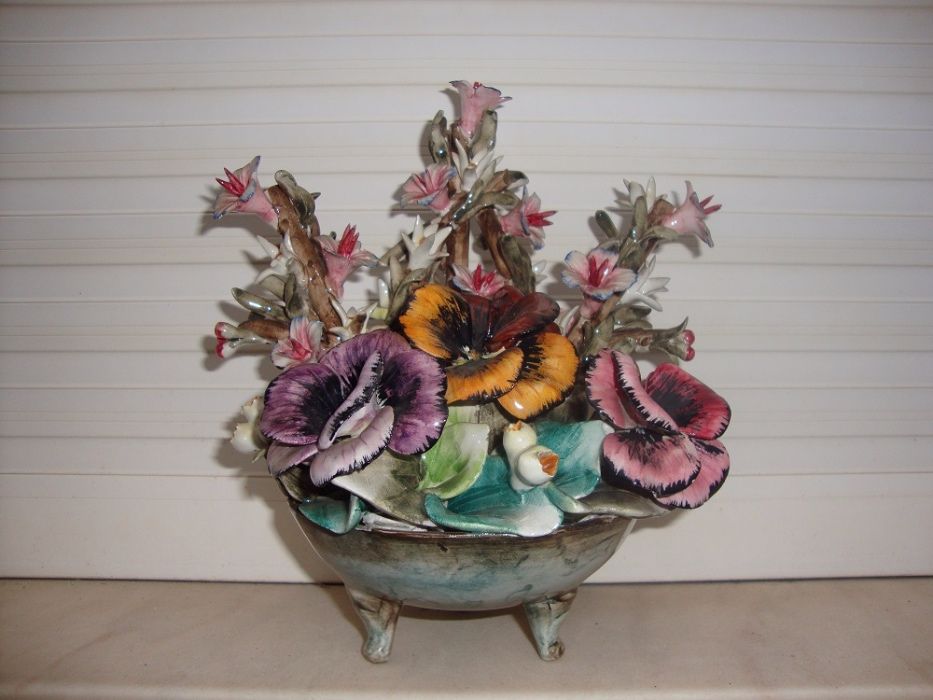 Centro de mesa com flores em porcelana