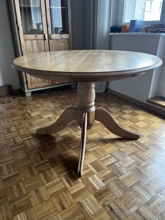 Debowy stół rozkładany na stylowej nodze