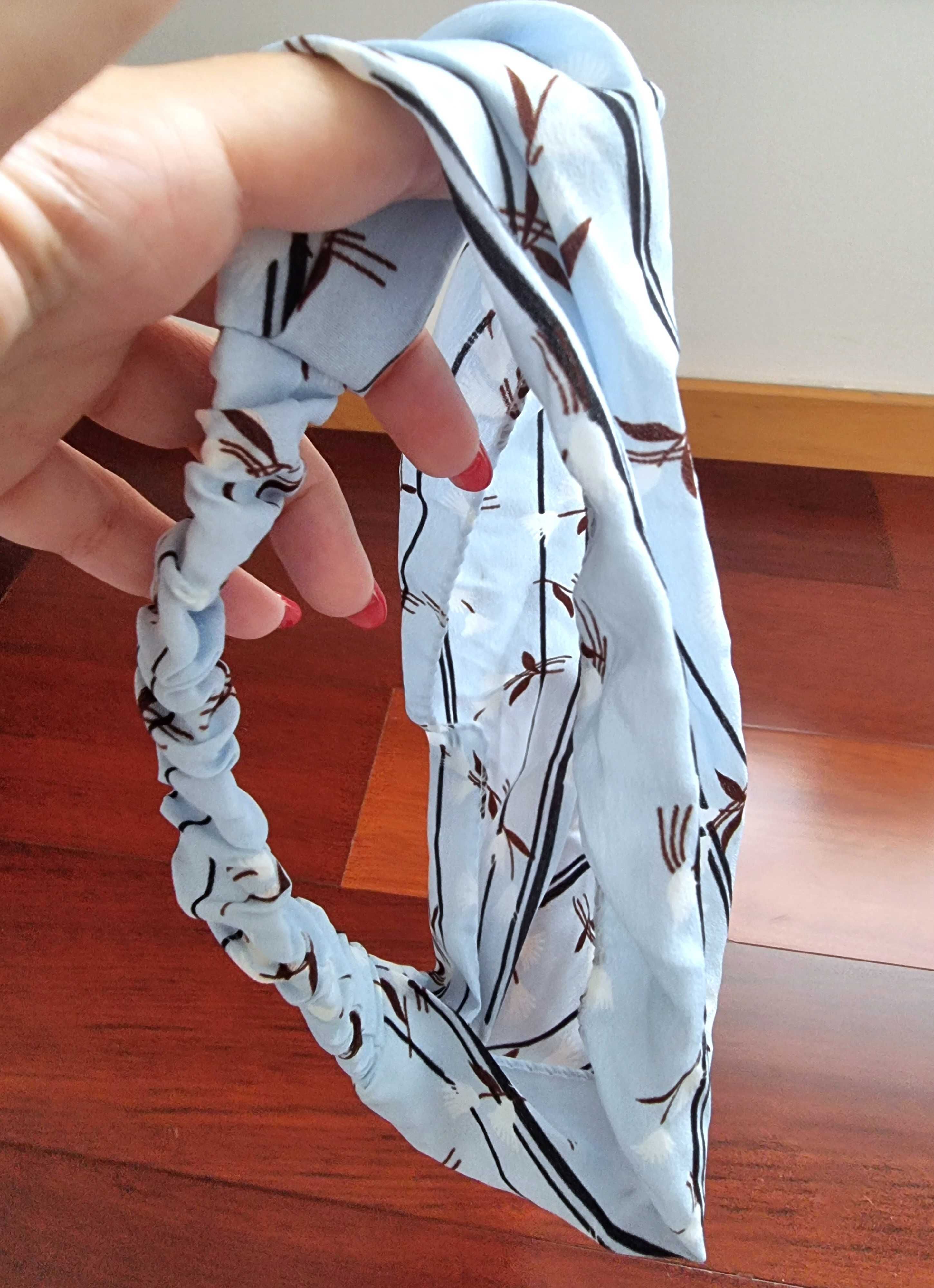 Fita de cabelo azul clara com padrão