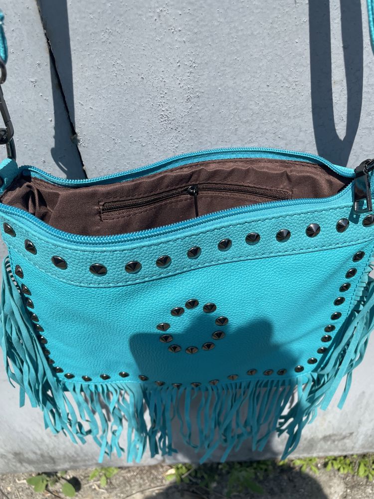 НОВАЯ сумка яркого голубого цвета в стиле "Boho" с бахромой