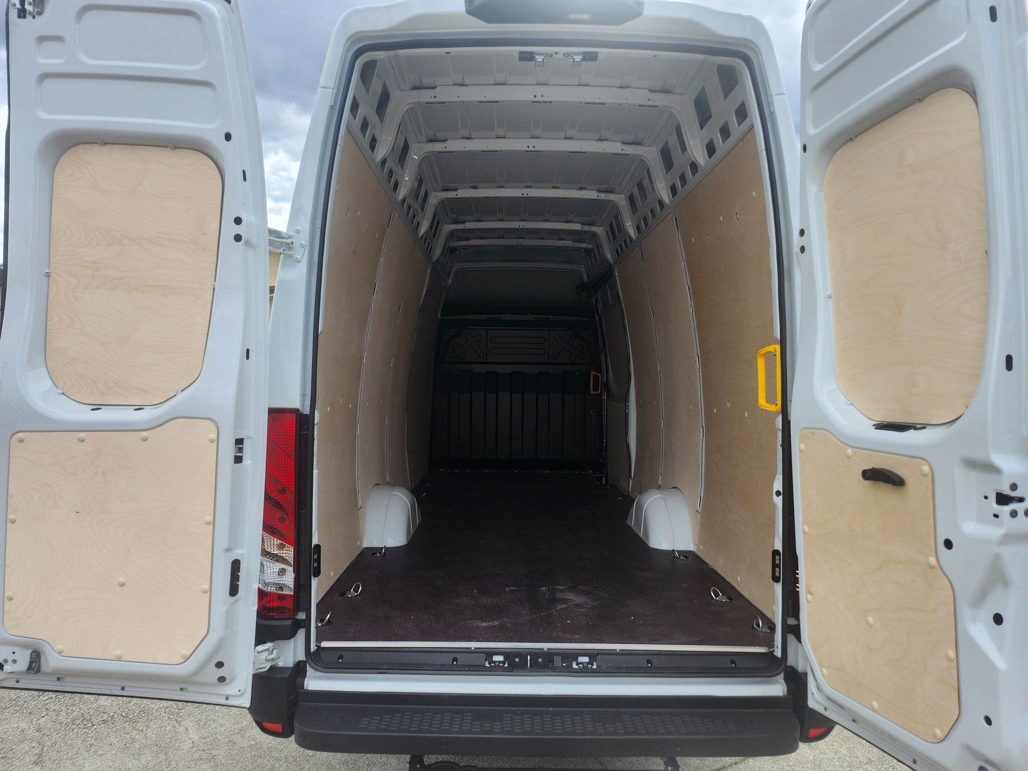 Iveco Daily 35-180 HI MATIC  Viatura NOVA COM ZERO KMS C/ Iva dedutíve