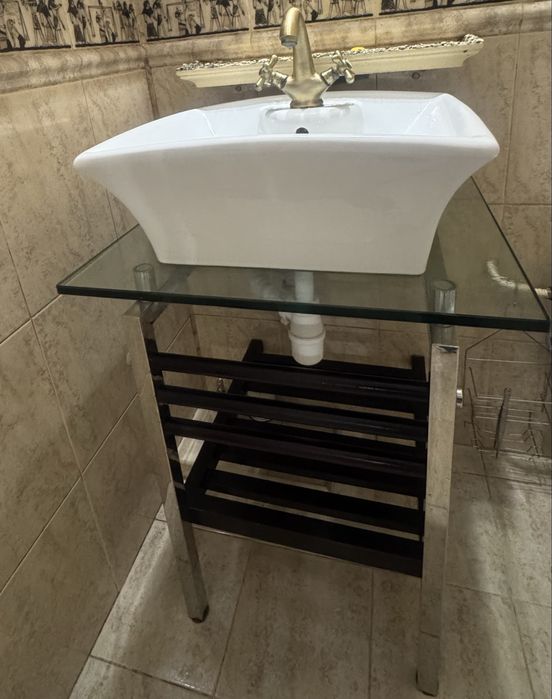 Поодажться кртуий столик з умивальником, краном та дзеркалом!Терміново