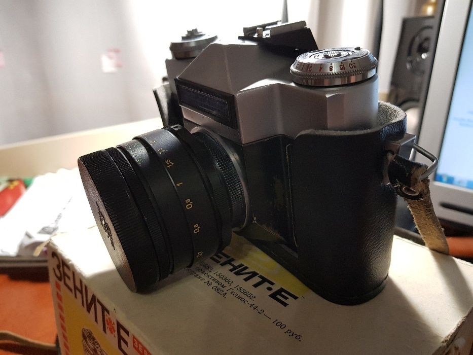 Продам зеркальный фотоаппарат Зенит -Е полный комплект