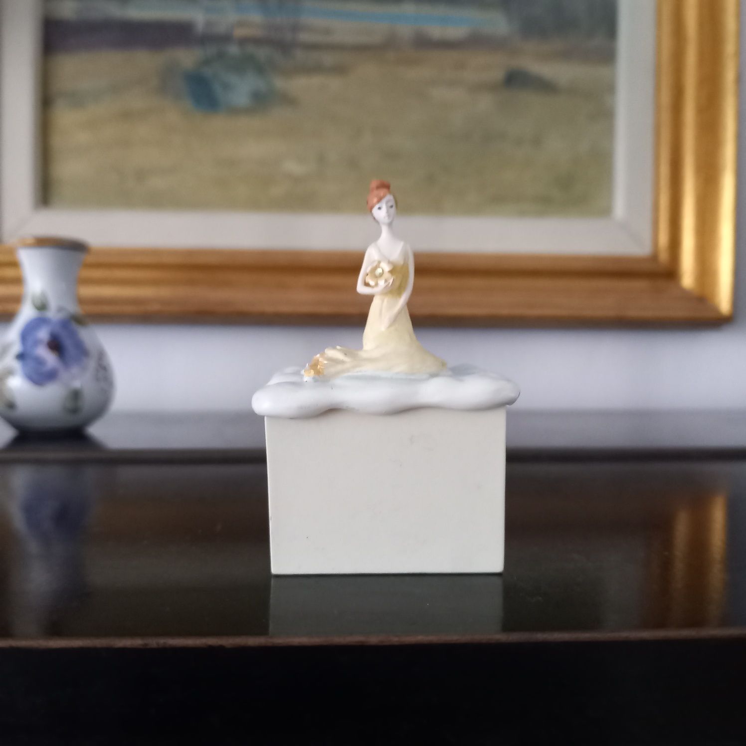 Urocze puzderko szkatułka z figurką ozdobna z księżniczką handpainted