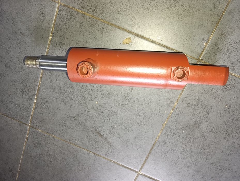 Siłownik pochyłu rak