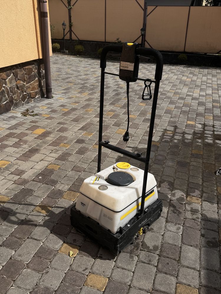 Підлогомиюча напівматова машина KARCHER BR 400