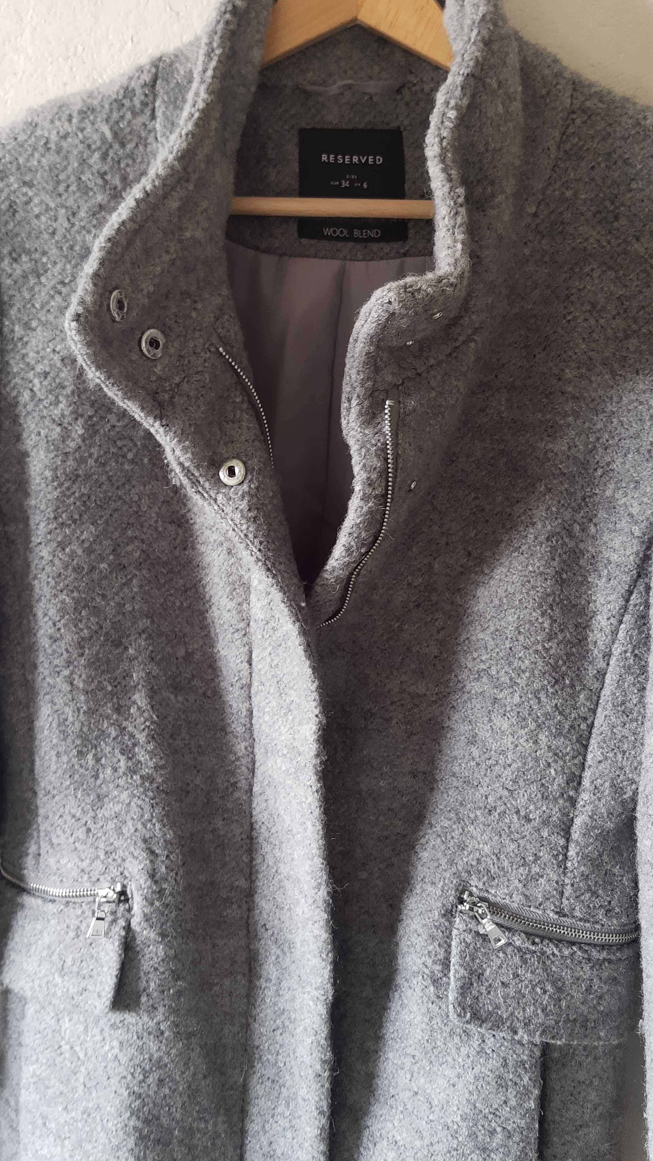 Płaszcz zimowy boucle z Reserved 38% wełny
