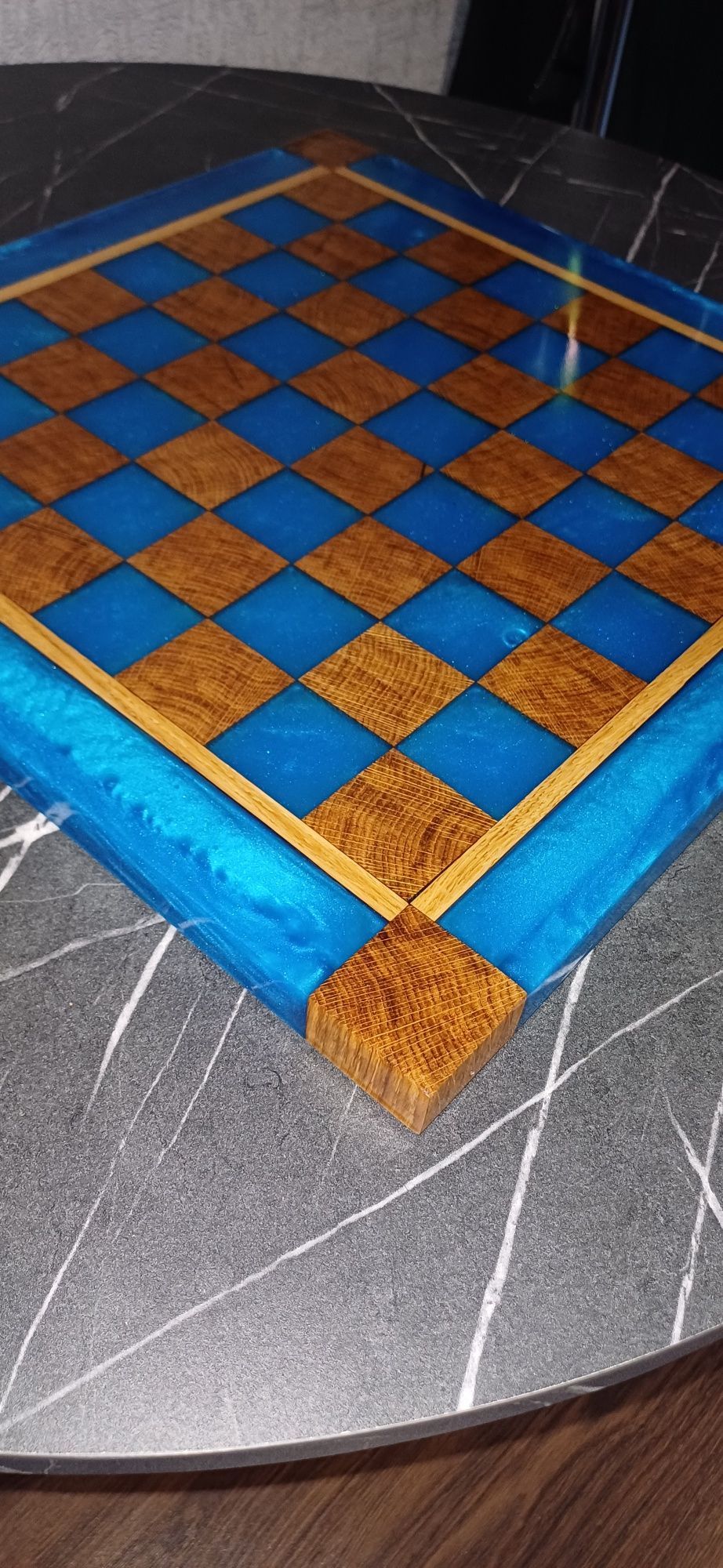Шахматная доска из натурального дуба с эпоксидкой | Handmade