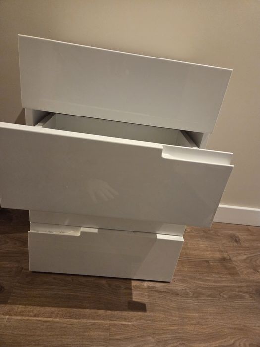 Nowoczesne białe szafki nocne z połyskiem