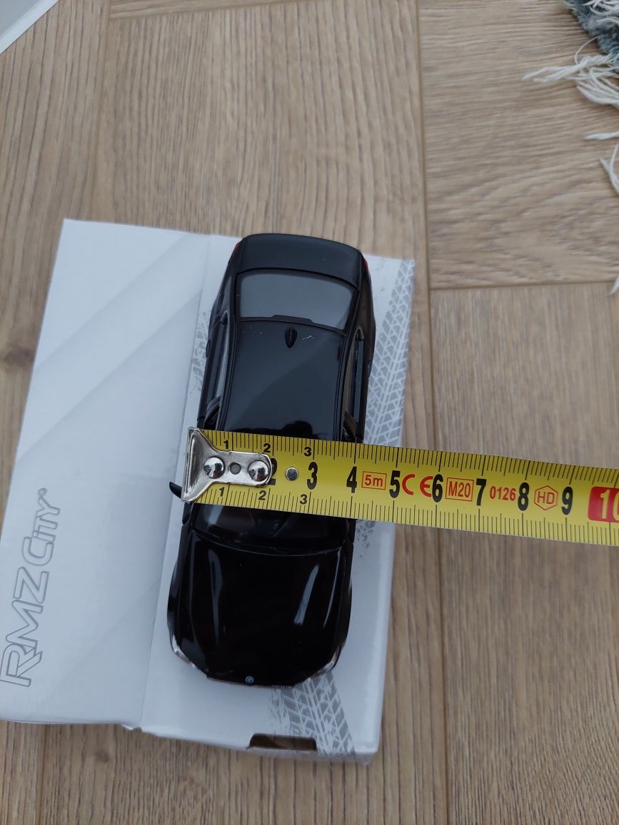 Czarne Bmw sedan m550i