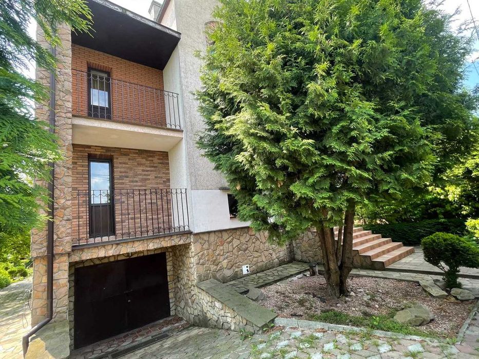 Продаж 2поверхового будинку з гаражем і ділянкою 11соток.