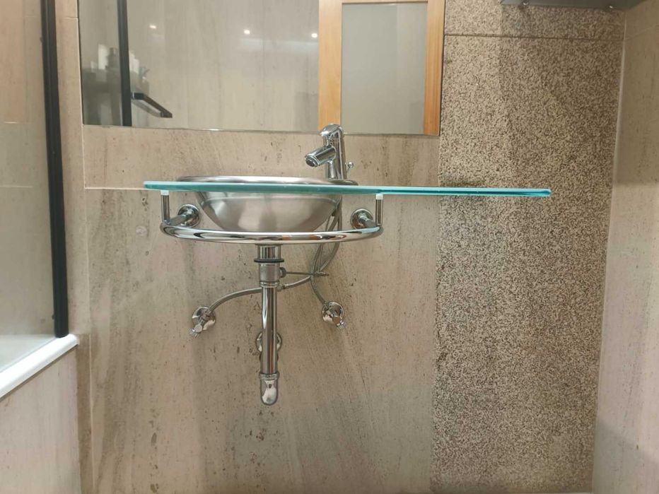 Lavatório suspenso vidro com torneira