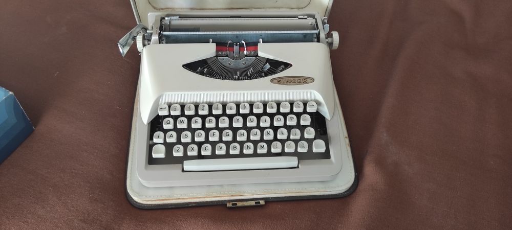 Máquina de escrever antiga SINGER
