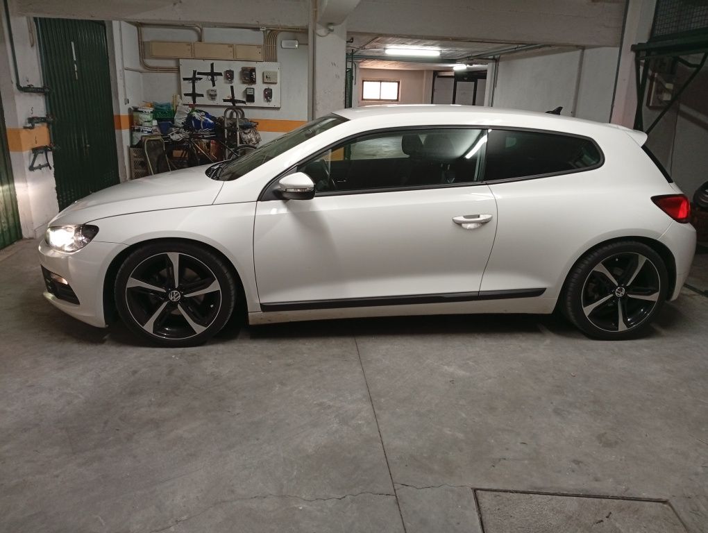 VW Scirocco 2.0 TDI Sport DSG (90mil km apenas))
