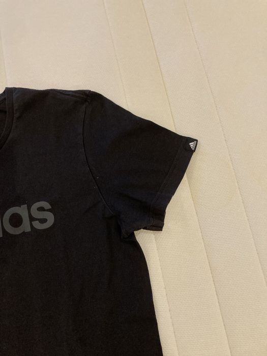 T-shirt Adidas.               .                   .