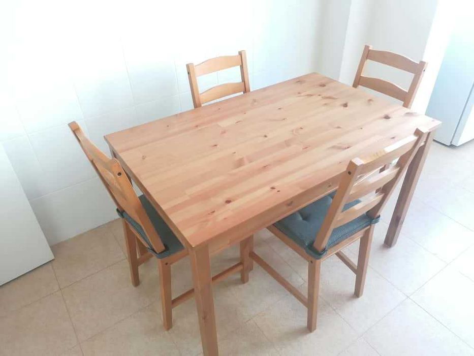 Mesa de cozinha com 4 cadeiras