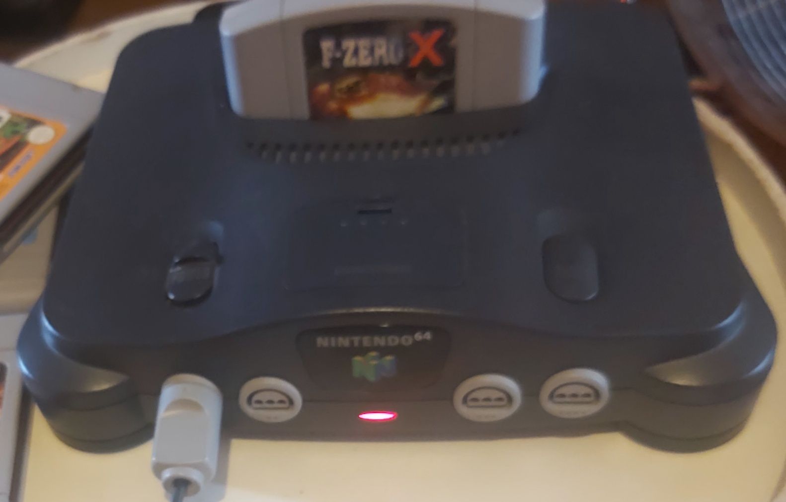 Nintendo 64 com jogos.