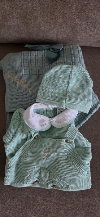 Roupinha e manta de Bebé - Primeira Roupa - Bordado nome Gabriel