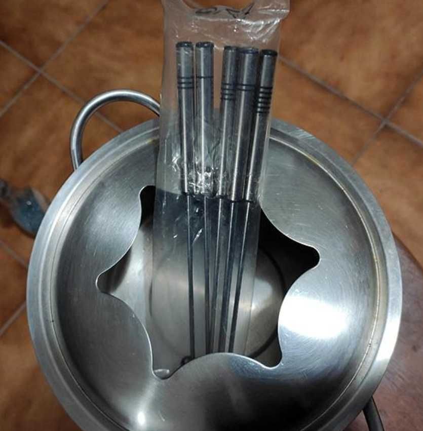 Fondue em inox com garfos