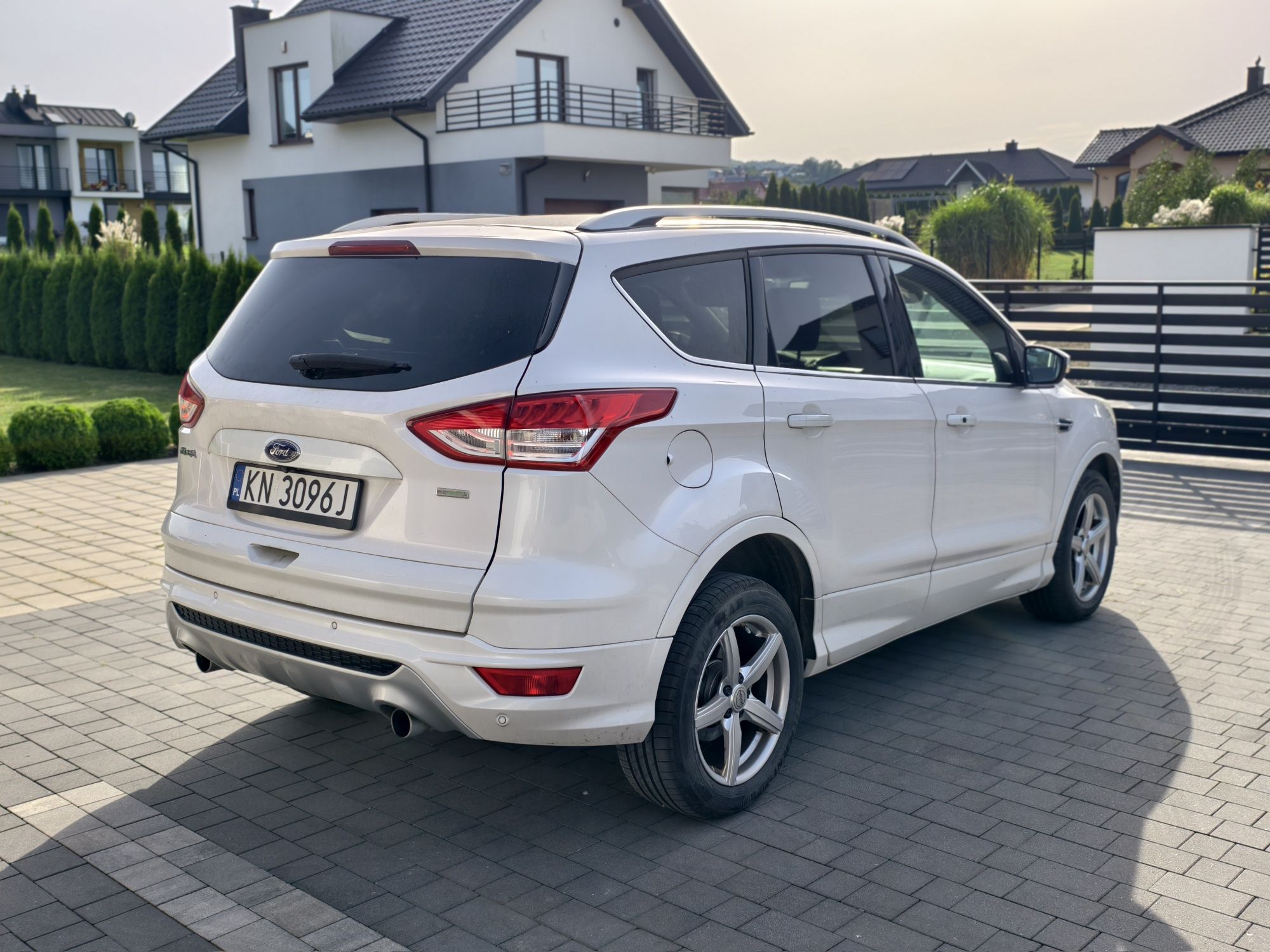 Ford Kuga 2014 rok 1.6 benzyna asystent pasa el klapa skora