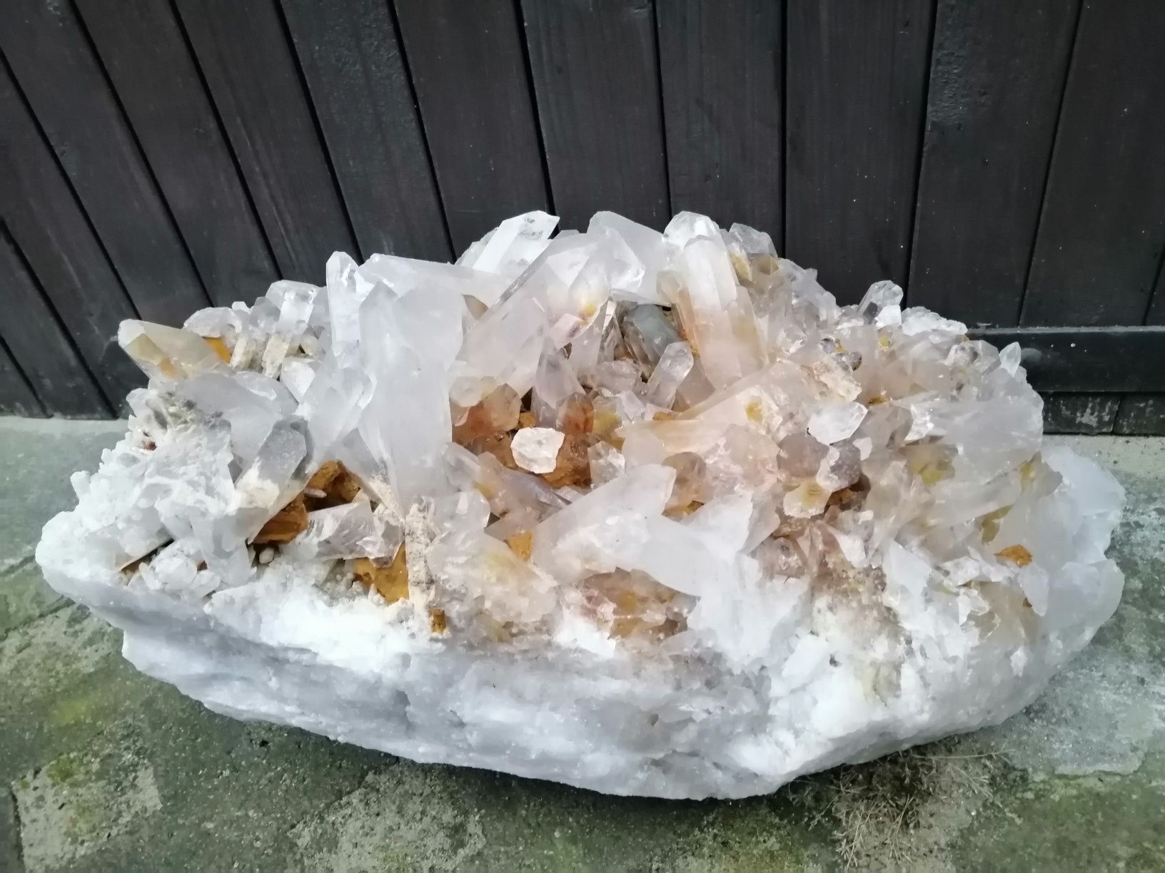 Naturalny kamień Kryształ Górski w formie krystalicznych szczotek