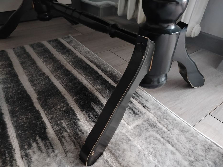 Czarna ława i 2 pufy bordowe