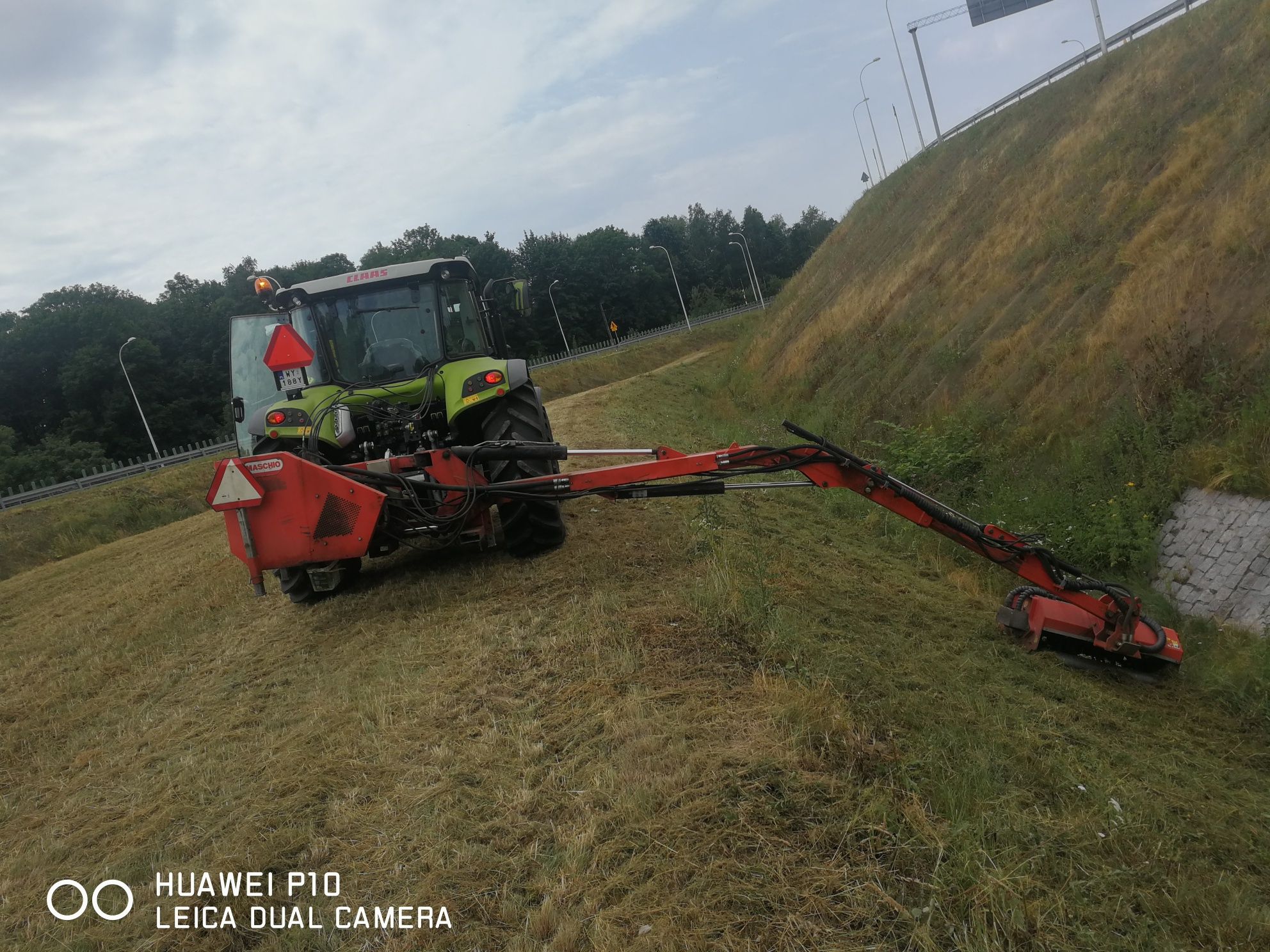 Koszenie wysięgnikiem 7,5m, koszenie skarp, poboczy, nieużytki.