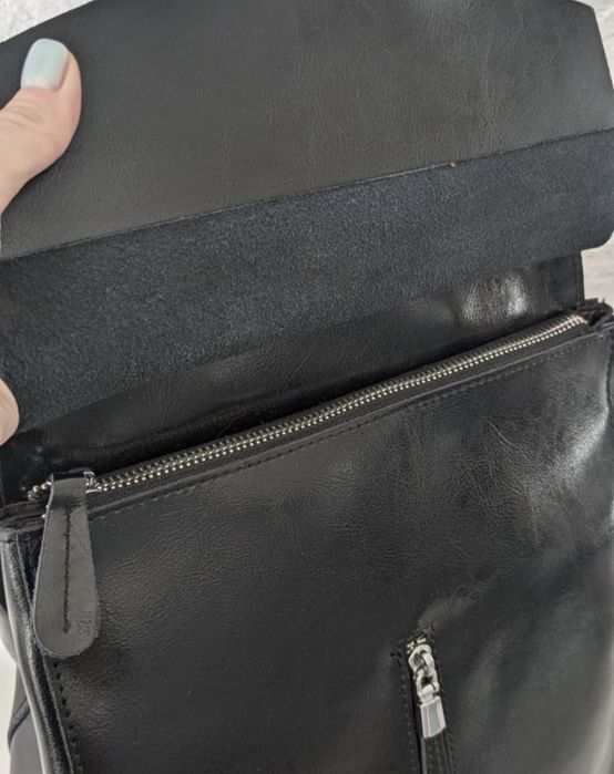 Гарний жіночий шкіряний сумка-рюкзак для формату А4 чорний