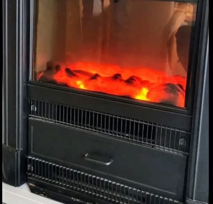 Kominek elektryczny z funkcją grzania