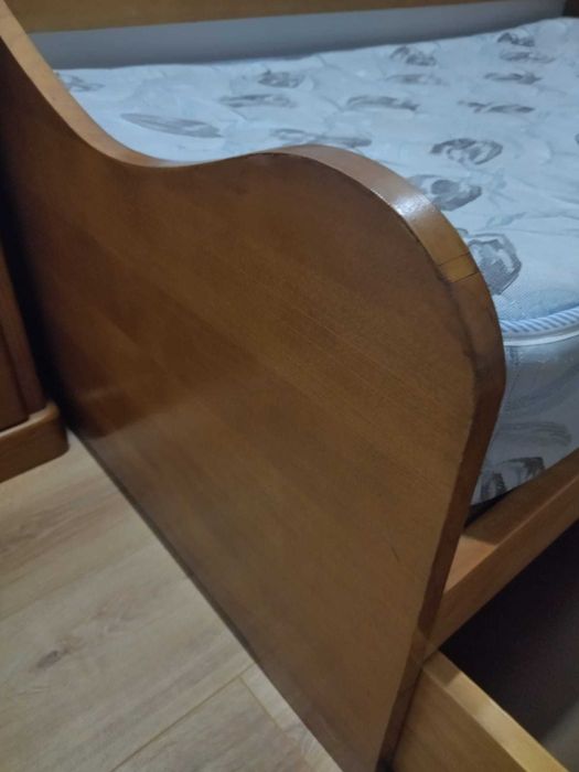 Conjunto quarto: Cama de solteiro com gavetão + mesinha + camiseiro