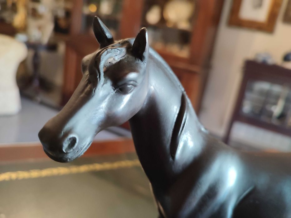 Cavalo peça decorativa com base em marmore