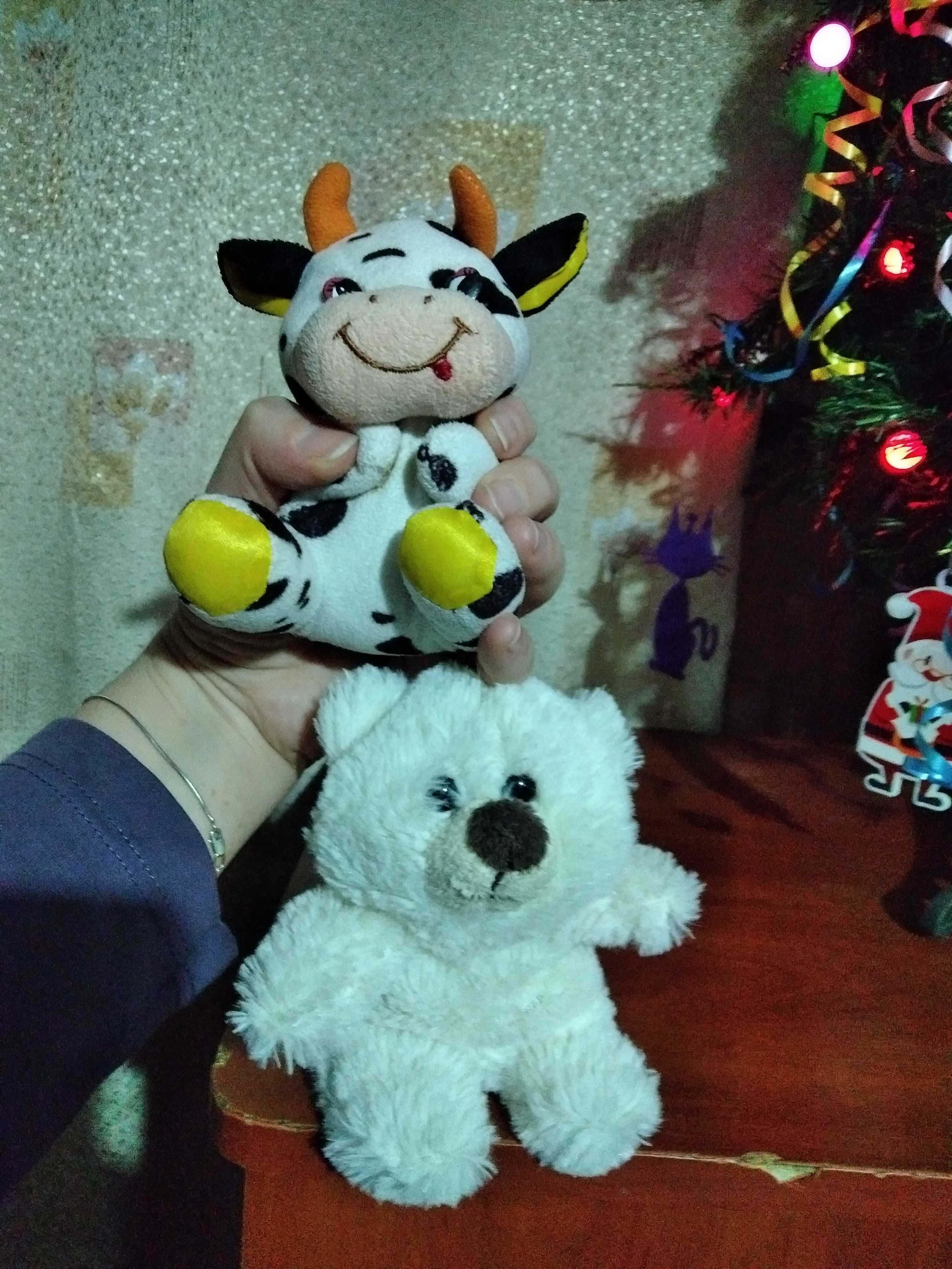 М'які іграшки:  дві корови,ведмедик