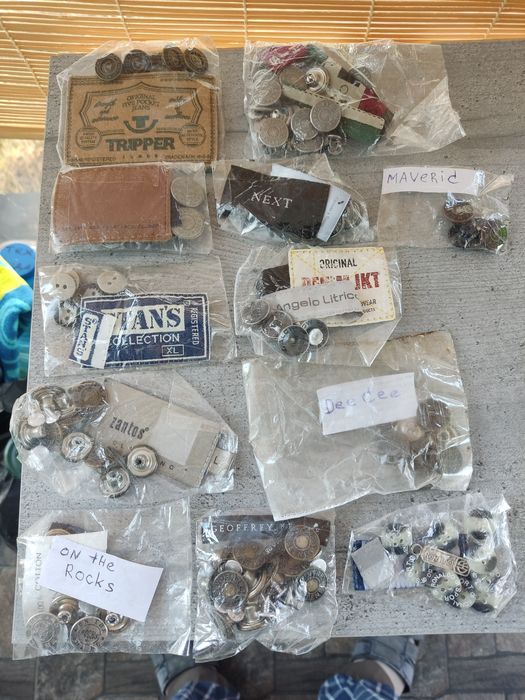 Пуговицы Бирки на джинсы. разные