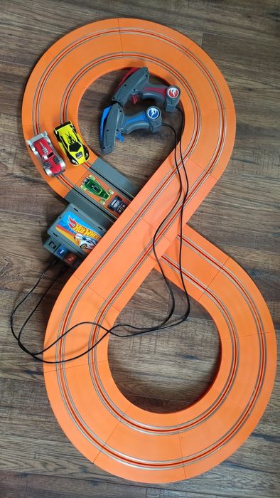 Zestaw Hot Wheels tory i 2 samochody wyścigowe zdalnie sterowane