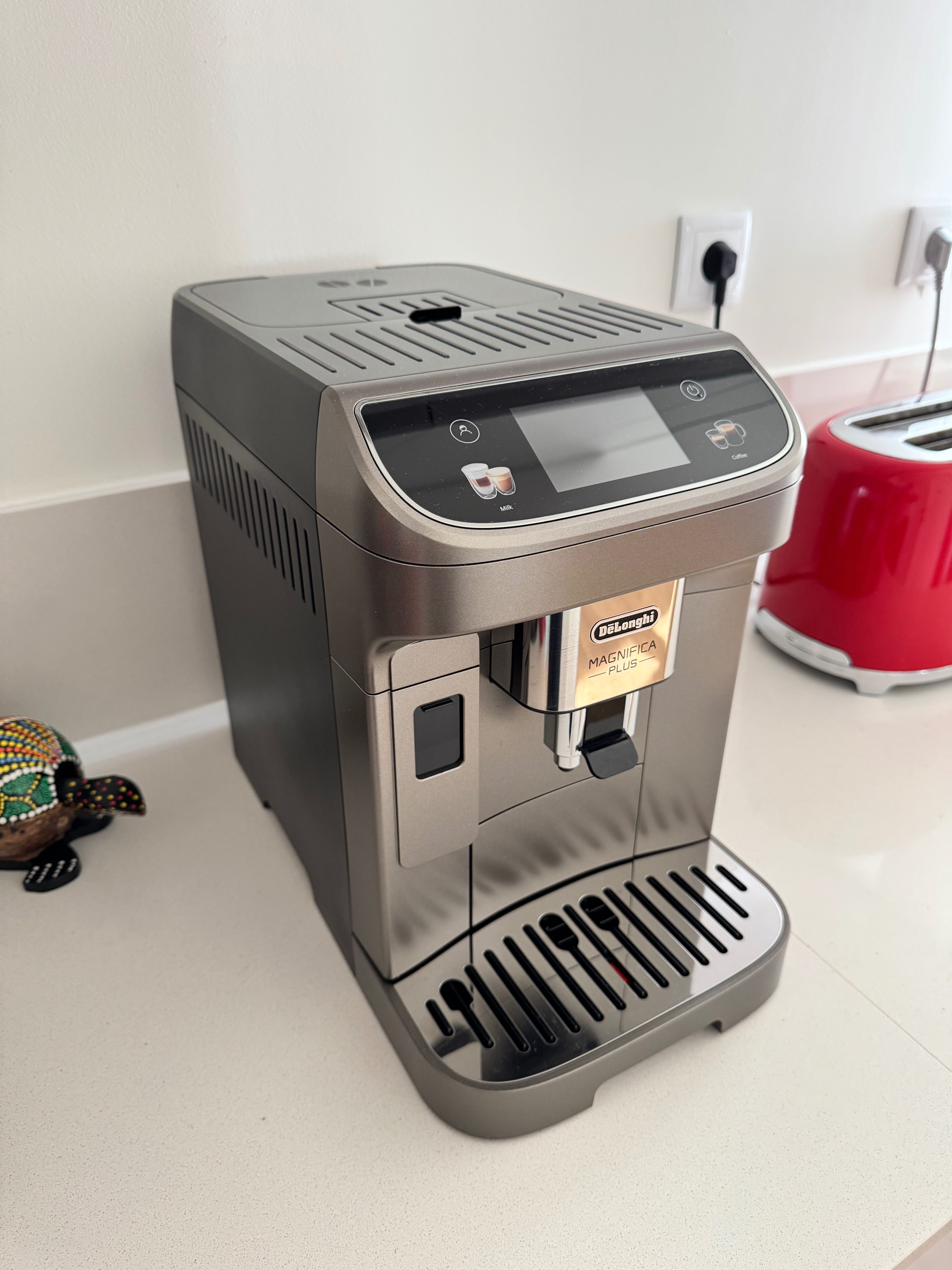 Cafeteira Automática De’Longhi Magnifica Plus – Como Nova + Care Kit