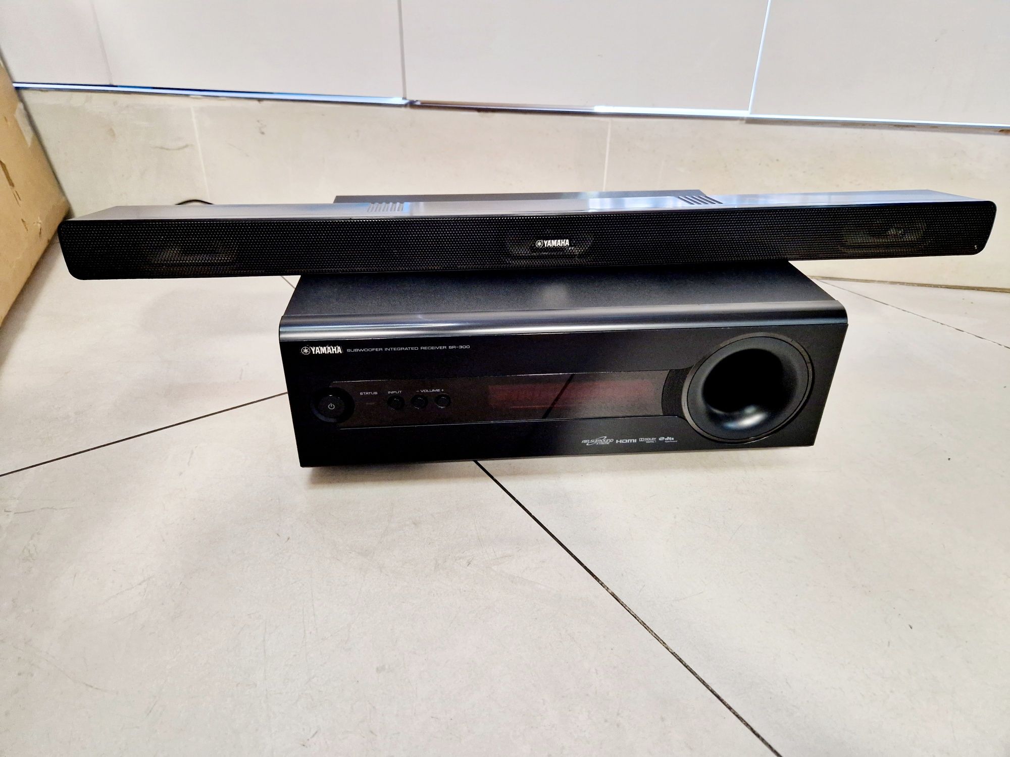 Subwoofer, Amplituner Yamaha SR300