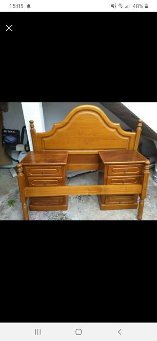 Cama de madeira sem estrado