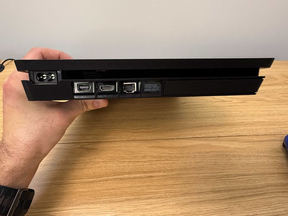 PlayStation 4 Slim 1TB + 2 pady