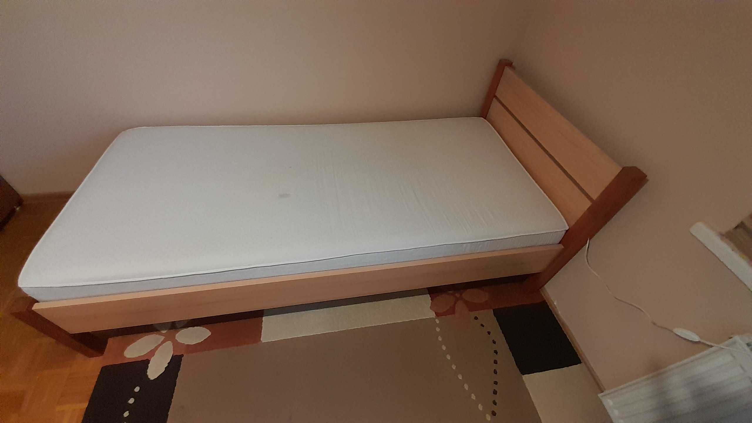 Łóżko jednoosobowe, szer. ok. 90 cm, dł. 200 cm.