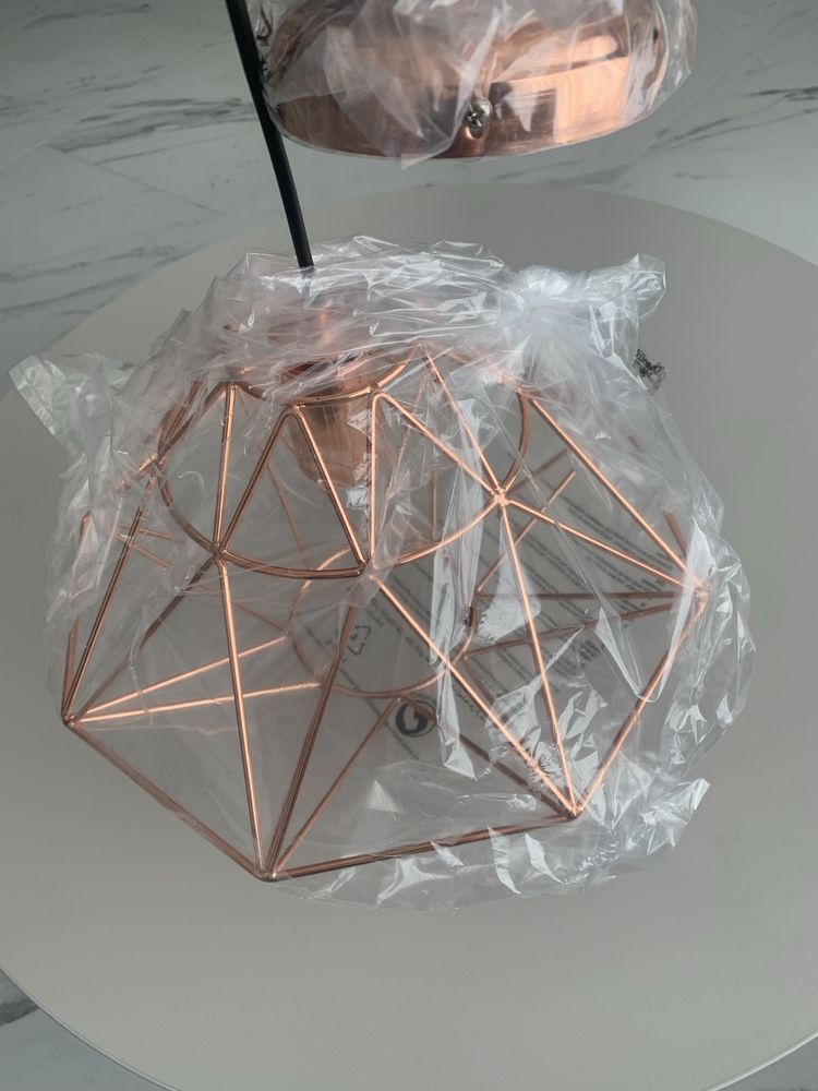 Nowoczesna lampa w kształcie diamentu z miedzianych prętów