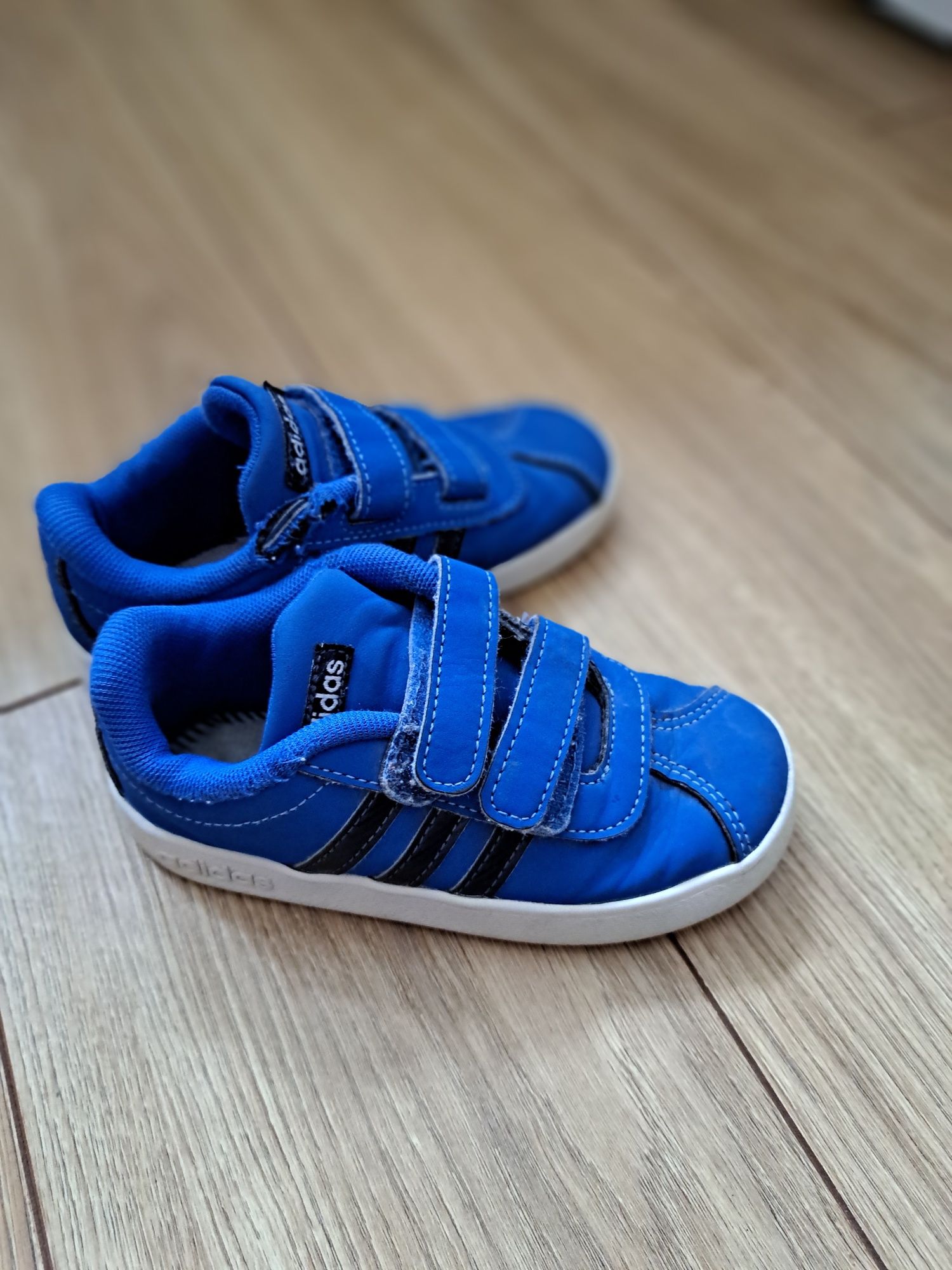 Buty adidas chłopięce na co dzień r.26