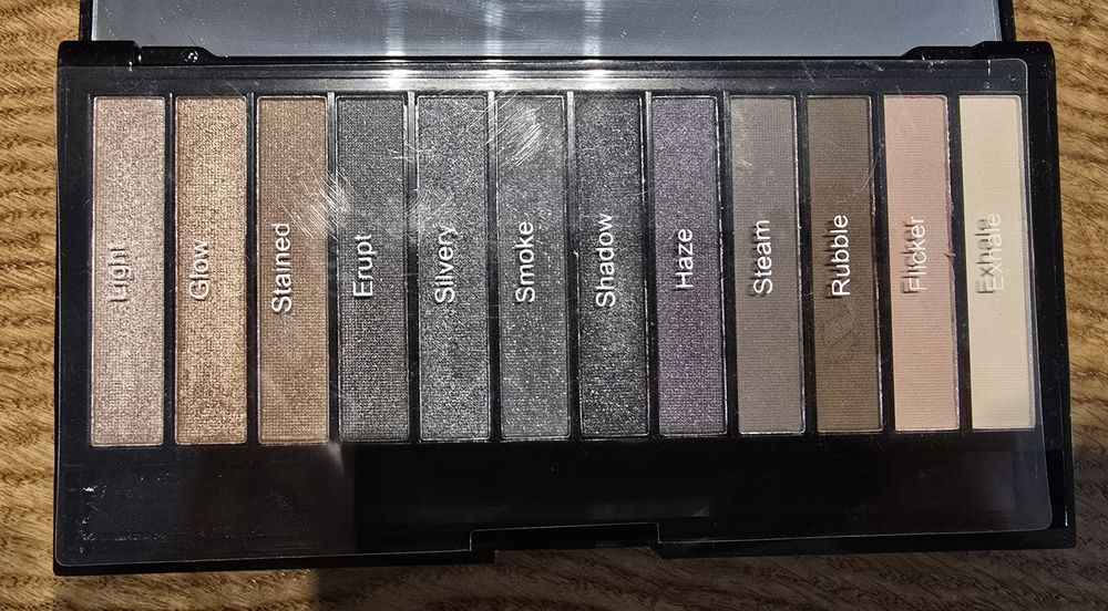 Revolution paleta 12 cieni Iconic Smokey